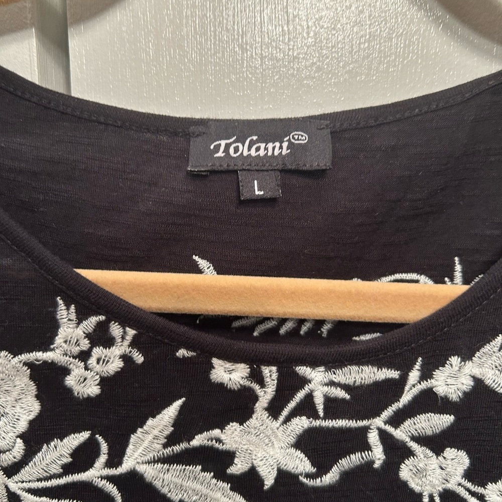 Tolani Black Top with White Floral Embroidery Short Sleeve Large 💯 Cotton Top - Picture 4 of 11